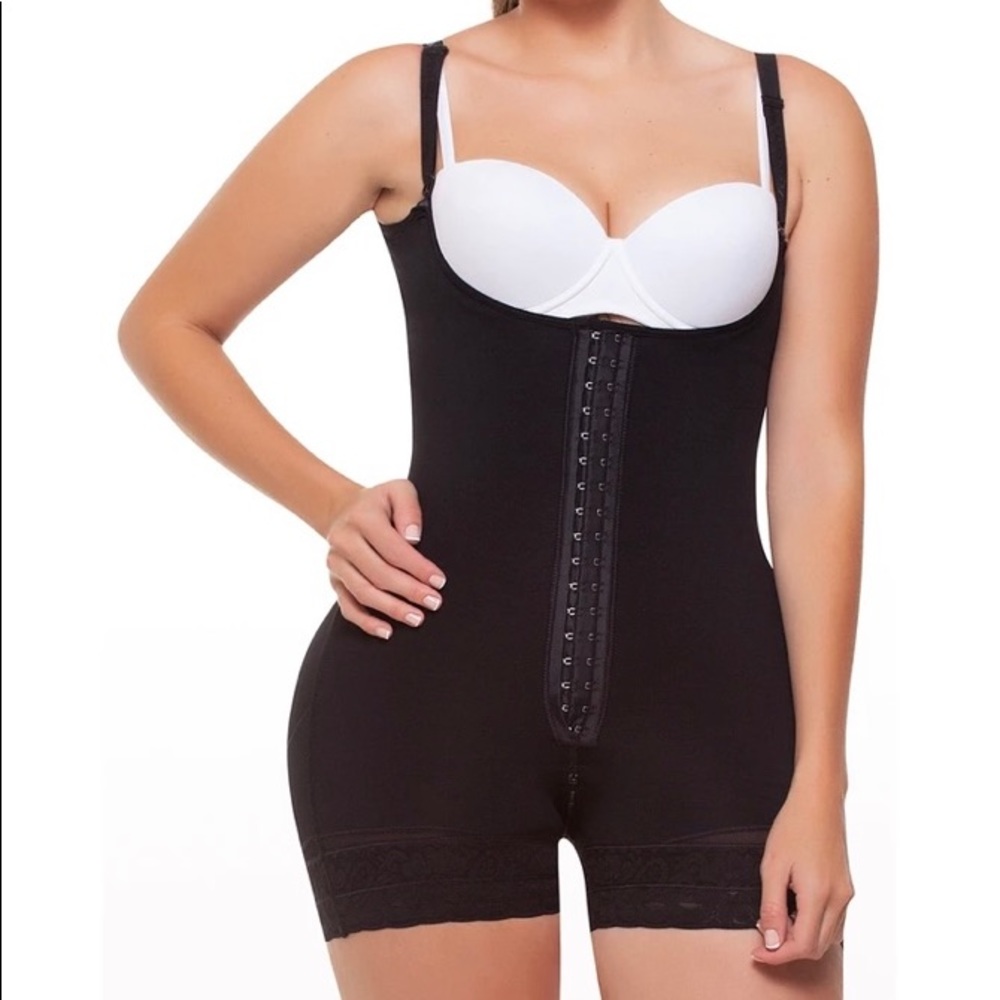Faja colombiana con short corto levanta cola